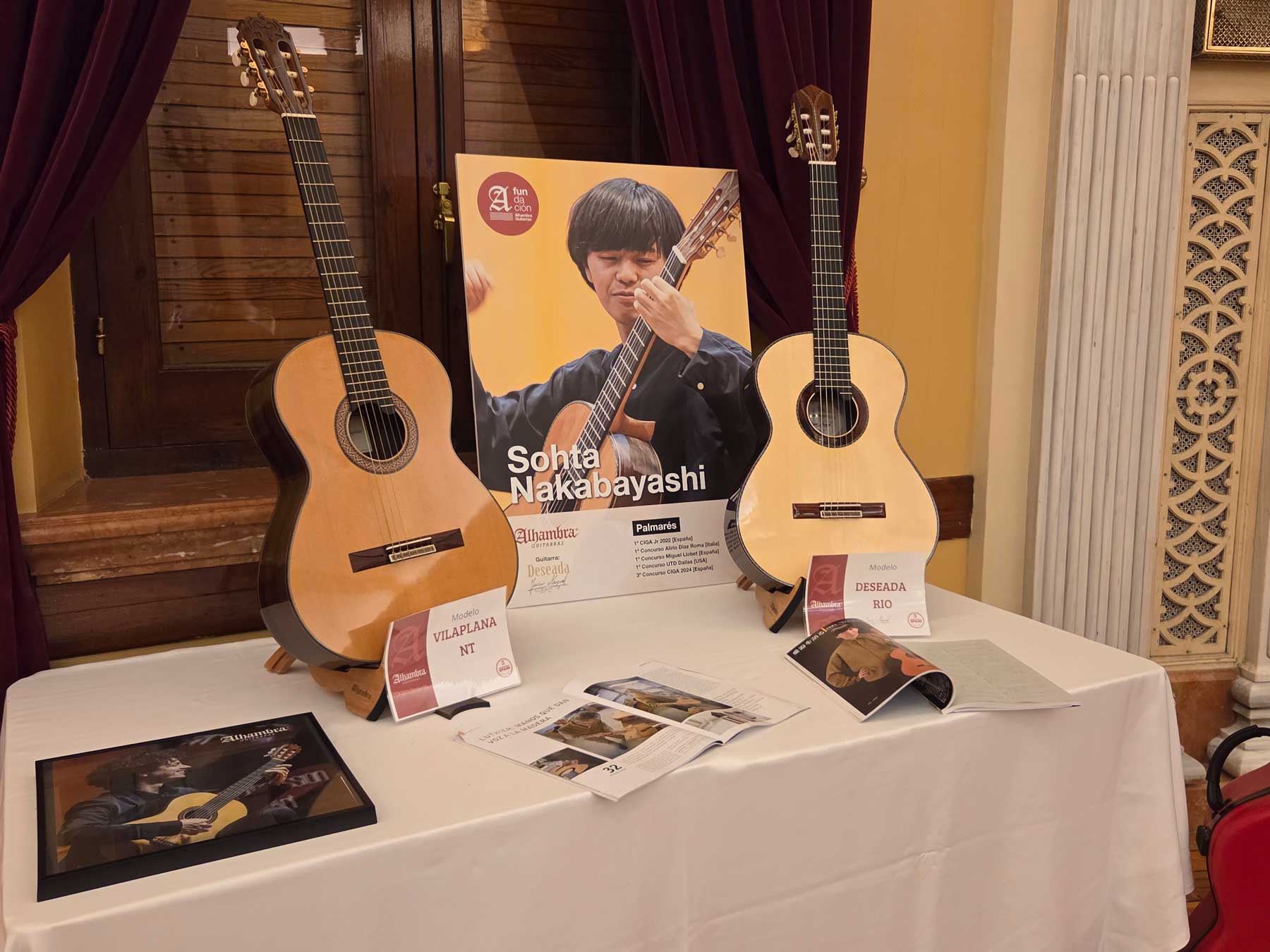 Los modelos de más alta gama de Alhambra Guitarras con una imagen del concertista japonés que ha dado un pequeño concierto