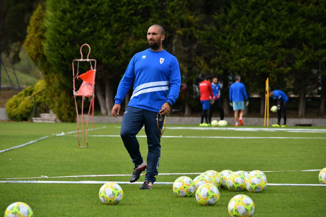 Álex Otero supervisa una sesión de entrenamientos de la SD Compostela