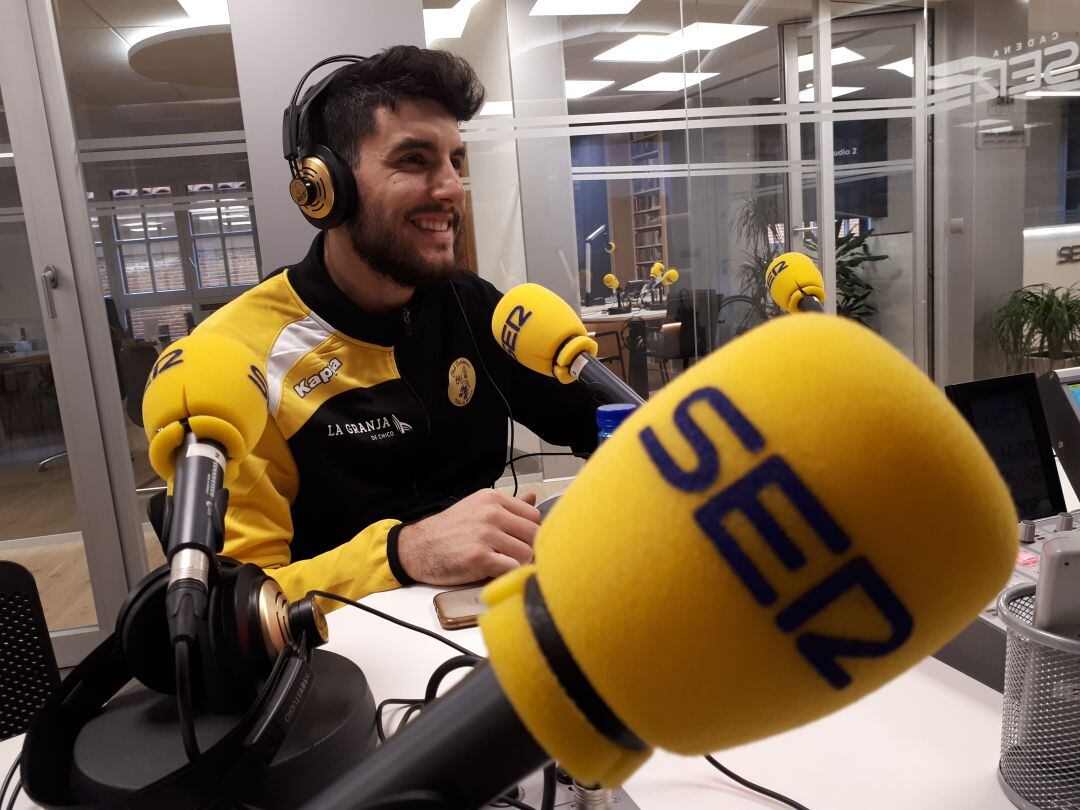 El central leonés del BlasGon y Bodegas, Alberto Molina, durante la entrevista este miércoles en los estudios de Radio Aranda - Cadena SER.