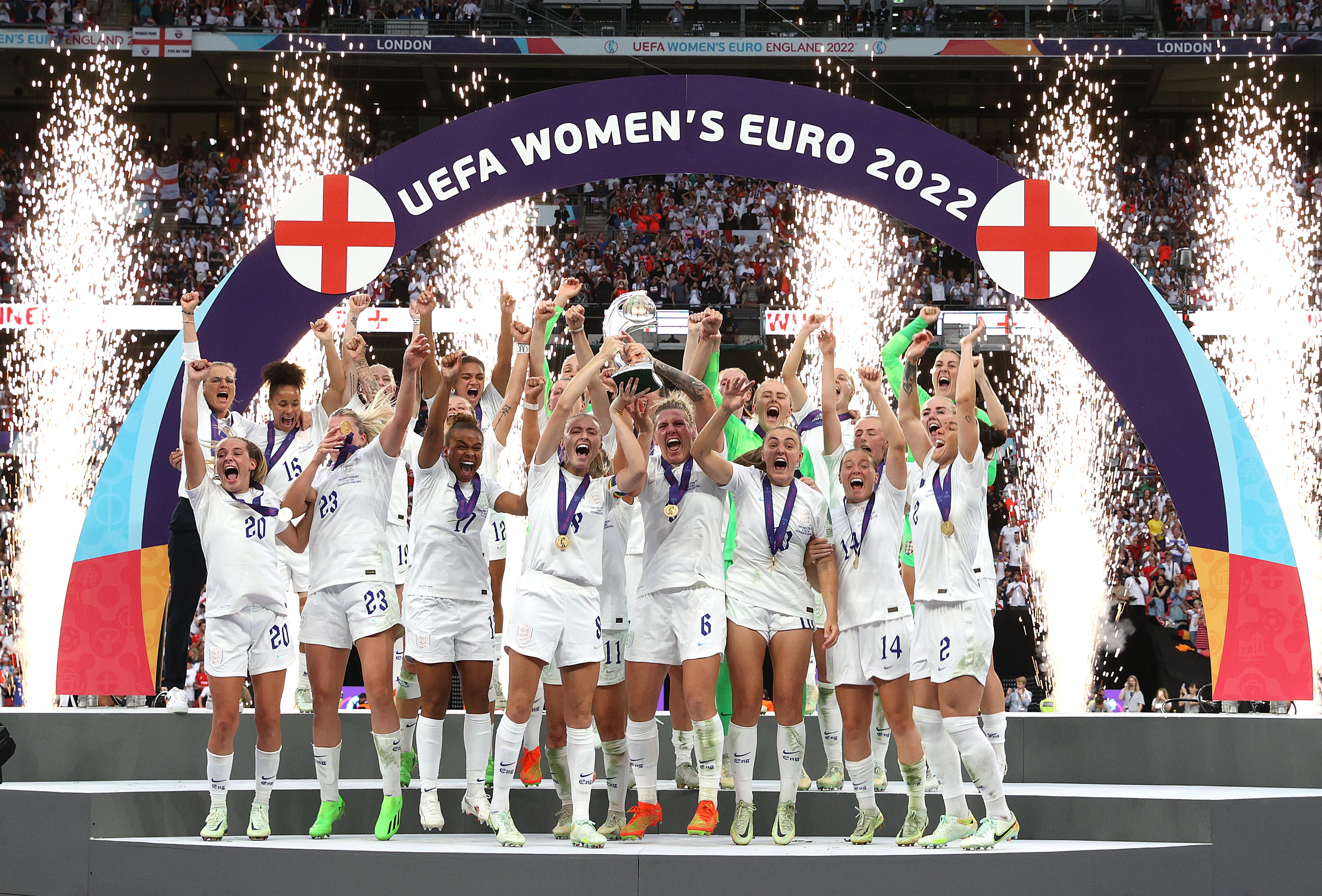 Jugadoras de Inglaterra levantan la Eurocopa 2022. Fuente: @WEURO2022