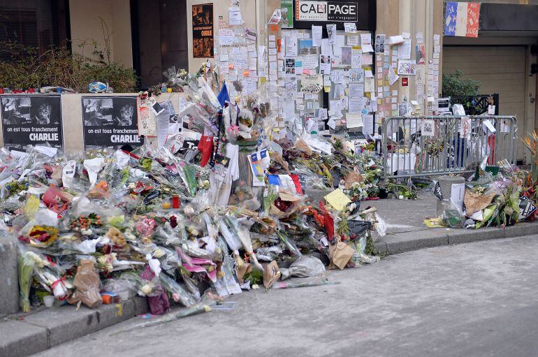 PARIS, FRANCE - FEBRUARY 07:  Floral tributes are seen outside the French satirical magazine Charlie Hebdo one month after the terrorist attacks that left 12 dead, on February 7, 2015 in Paris, France. Supporters are still arriving to pay their respects placing flowers, pens and drawings after police ended two separate sieges at a kosher supermarket and a printing company on an industrial estate, following the deadly attack on Charlie Hebdo magazine.  (Photo by Aurelien Meunier/Getty Images)