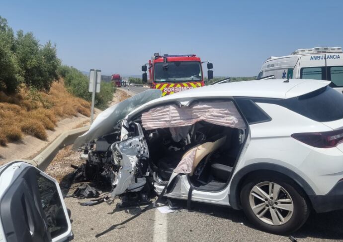 Uno de los dos coches accidentados en la A-305 en Arjona.