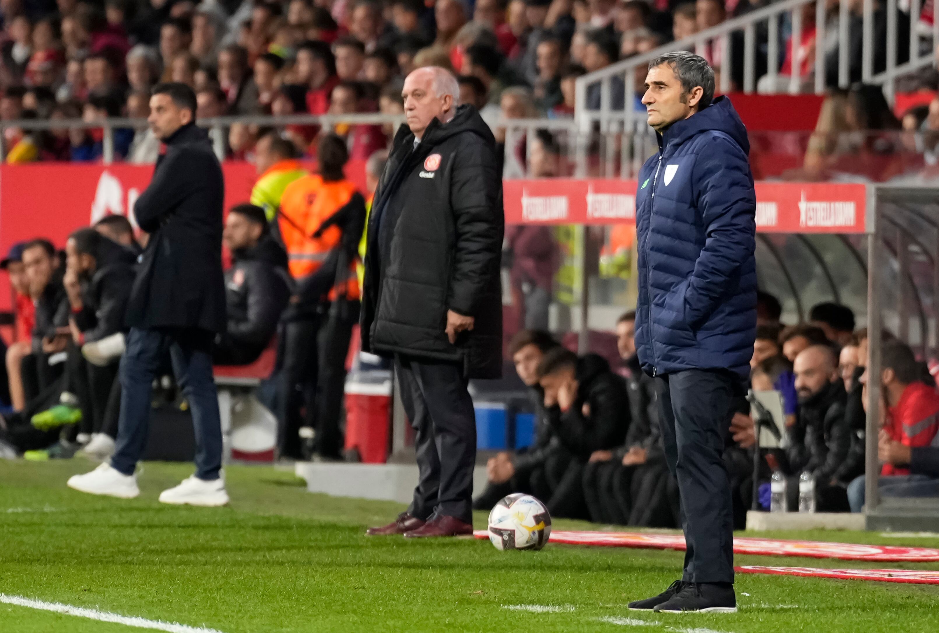 El entrenador del Athletic, Ernesto Valverde (d), durante el encuentro de la decimotercera jornada de LaLiga entre el Girona FC y el Athletic Club de Bilbao que disputan este viernes en el Estadio Municipal de Montilivi, en Girona. EFE/David Borrat