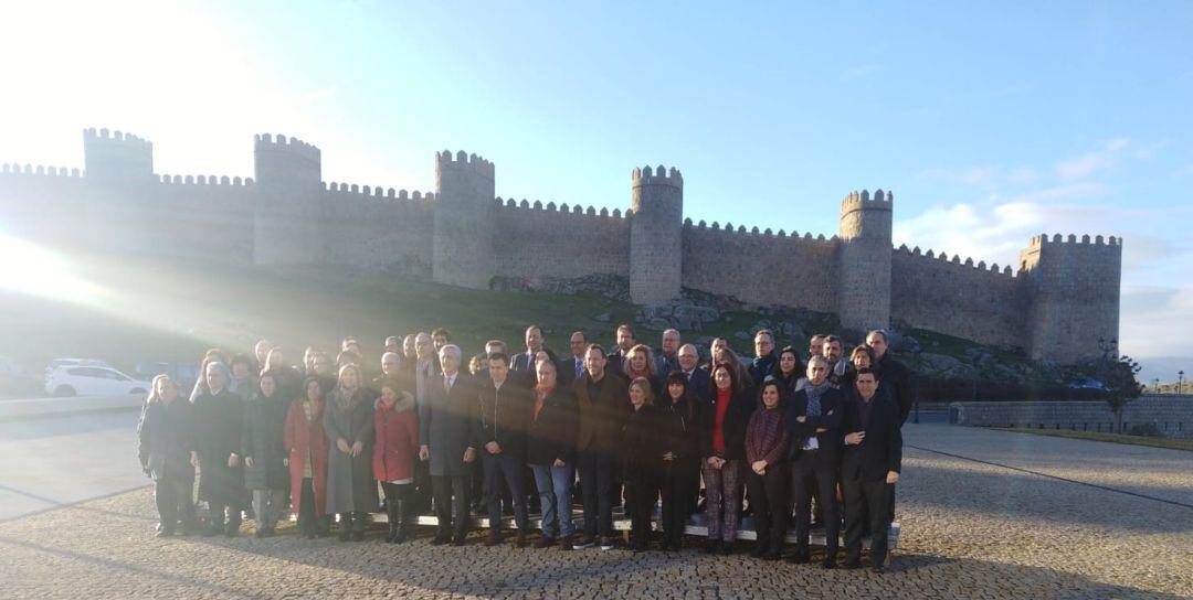 Los participantes en la reunión han posado ante las Murallas de Ávila