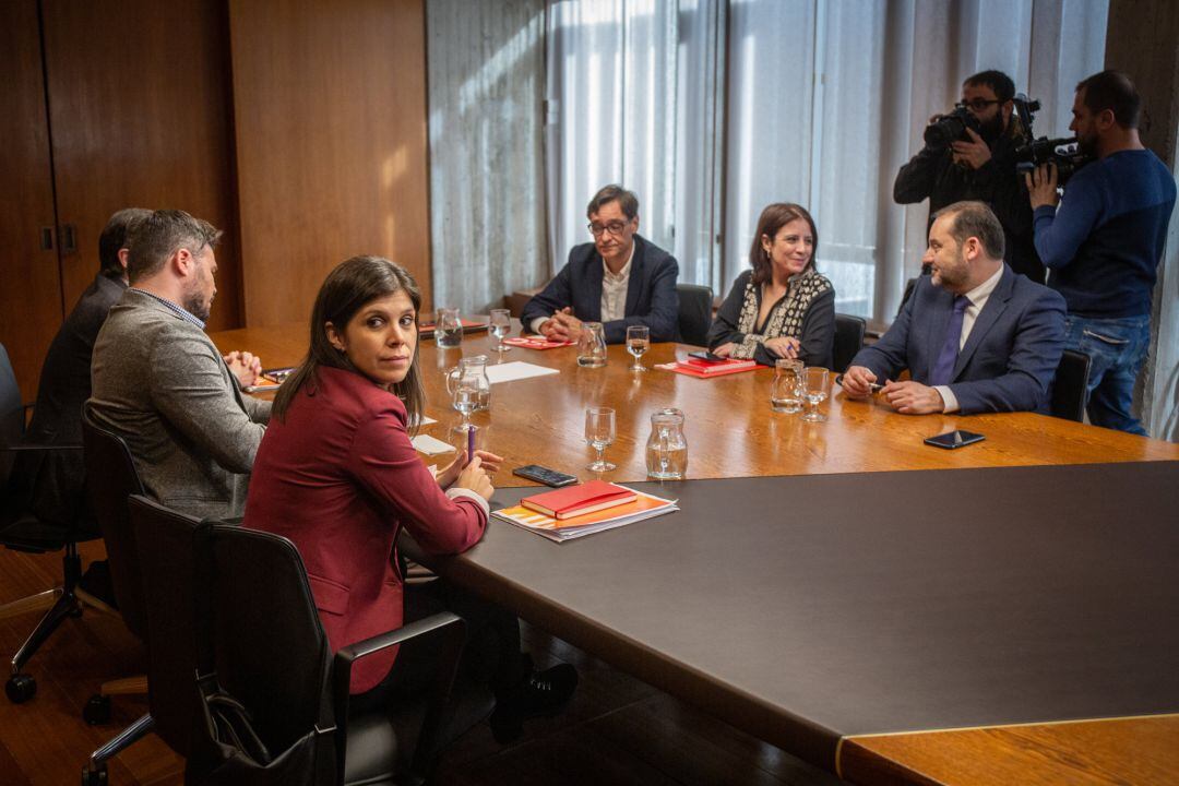 Mesa de negociación entre PSOE y Esquerra, en una imagen de archivo.  