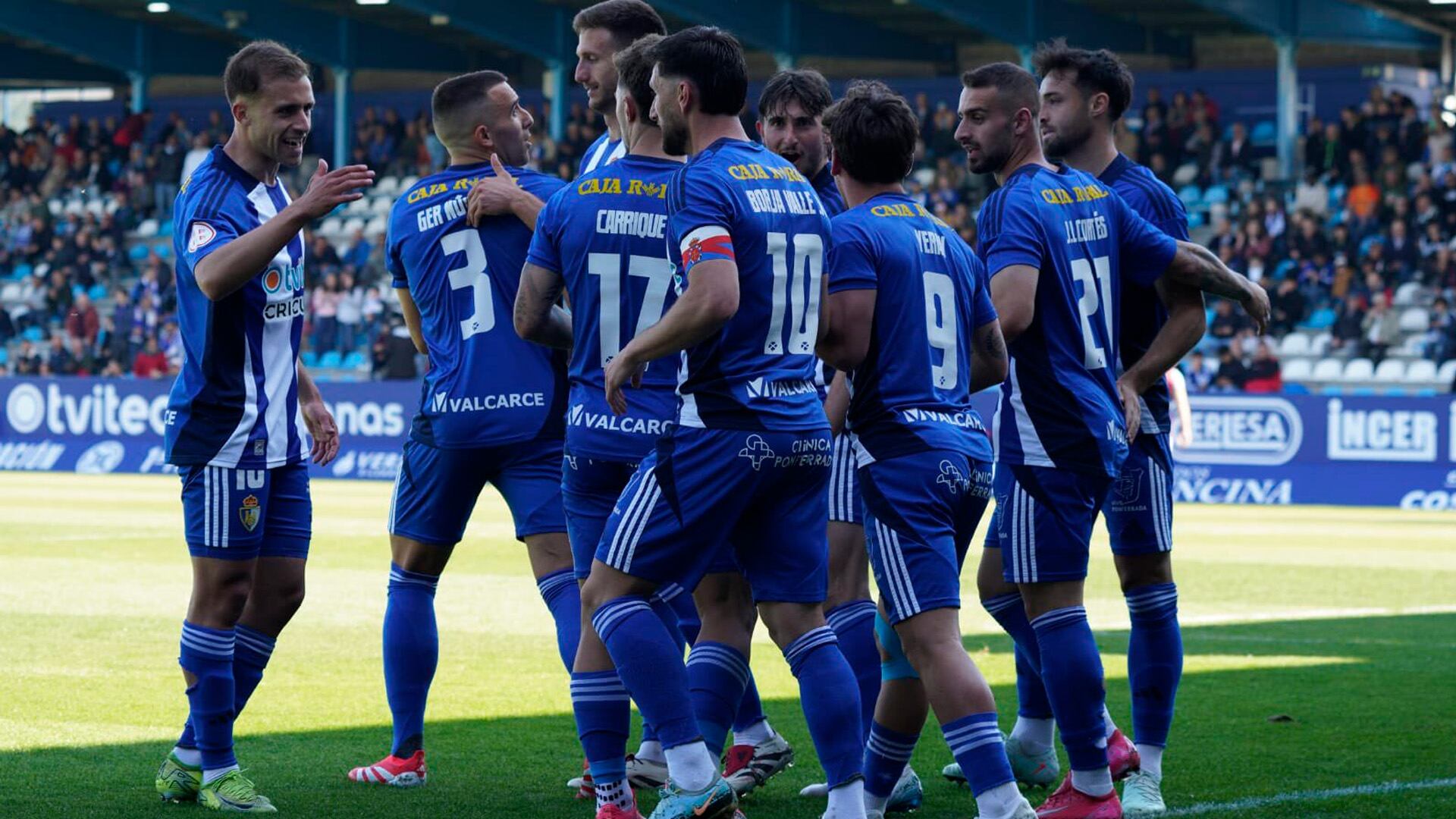 La Ponferradina celebrando un gol frente al Real Unión de Irún en El Toralín