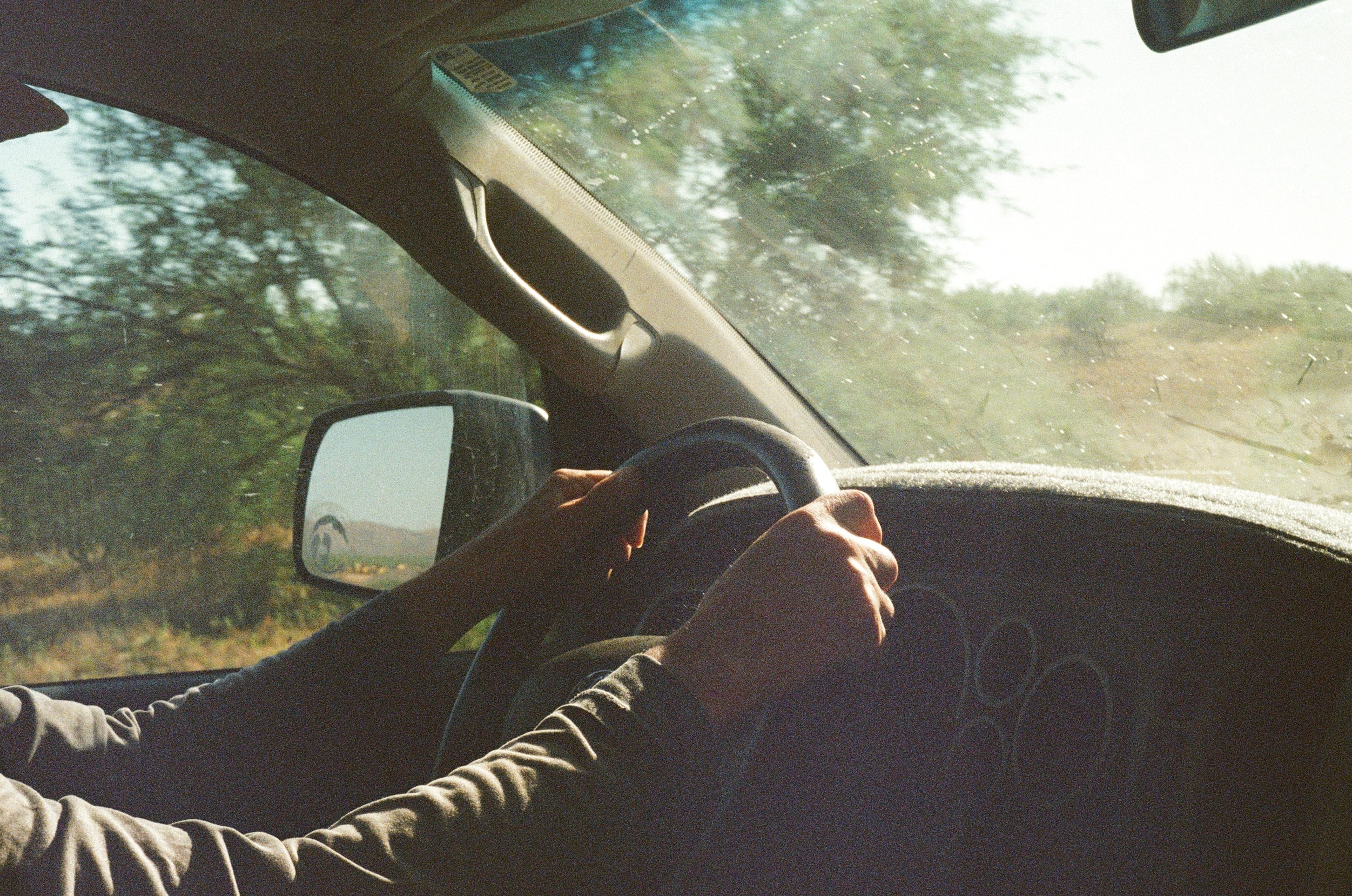 Scott Larson conduce por la carretera que cruza el desierto de Sonora, en Arizona.