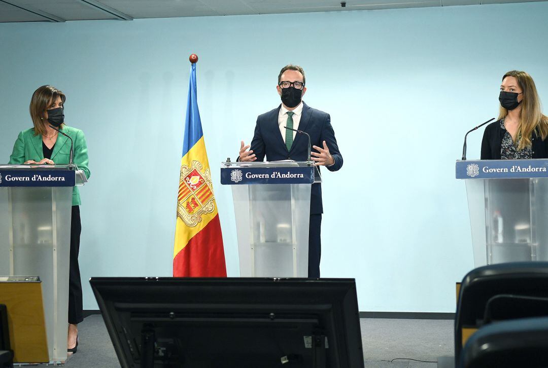 La secretaria d’Estat de Salut, Helena Mas, junt amb els ministres d’Educació i d’Afers Socials, Habitatge i Joventut, Esther Vilarrubla i Víctor Filloy