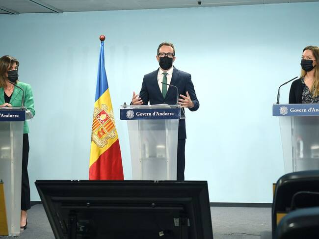 La secretaria d’Estat de Salut, Helena Mas, junt amb els ministres d’Educació i d’Afers Socials, Habitatge i Joventut, Esther Vilarrubla i Víctor Filloy