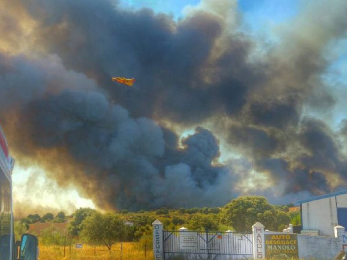 Continúa activo en incendio en las proximidades de Cáceres