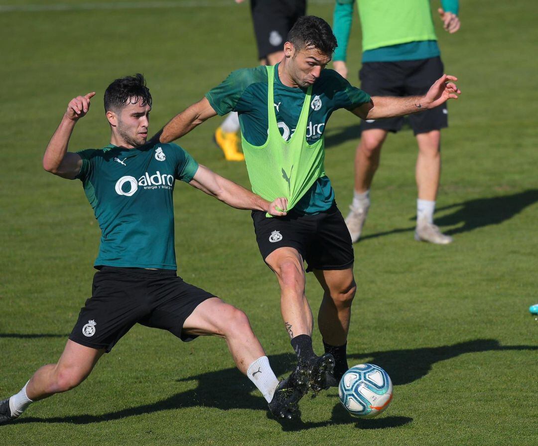 Miguel Goñi trata de quitarle el balón a Barral