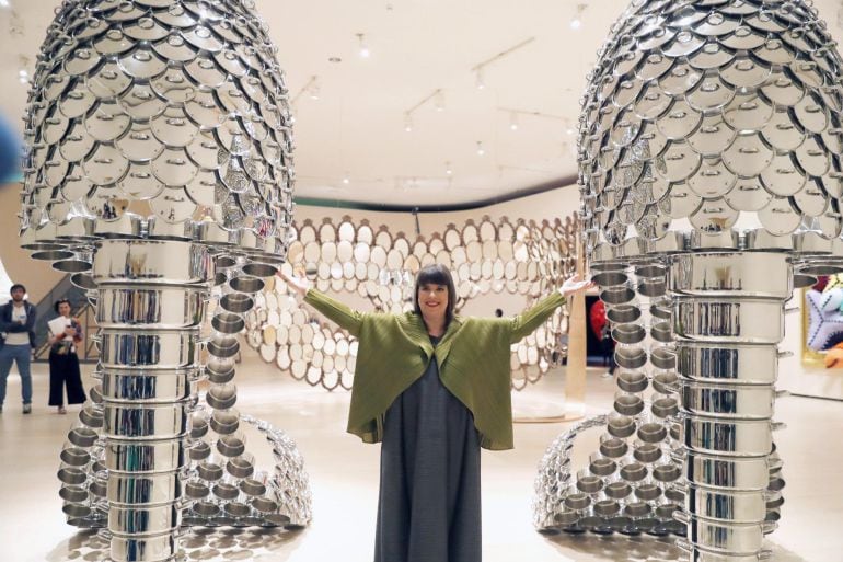  La artista portuguesa Joana Vasconcelos, junto a la obra &quot;Marilyn&quot; durante la presentación de su exposición &quot;Soy tu espejo&quot; en el Museo Guggenheim 