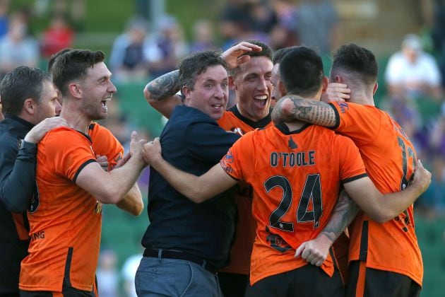 Robbie Fowler celebra uno de los goles de su equipo