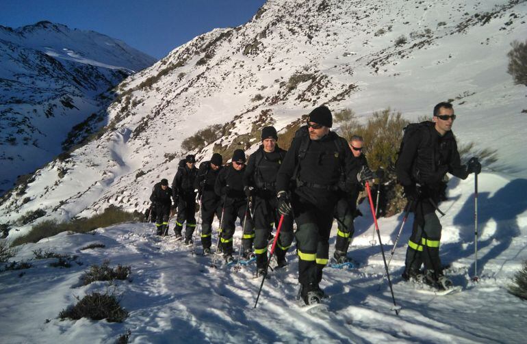 Soldados de la UME, de prácticas invernales por la montaña leonesa 