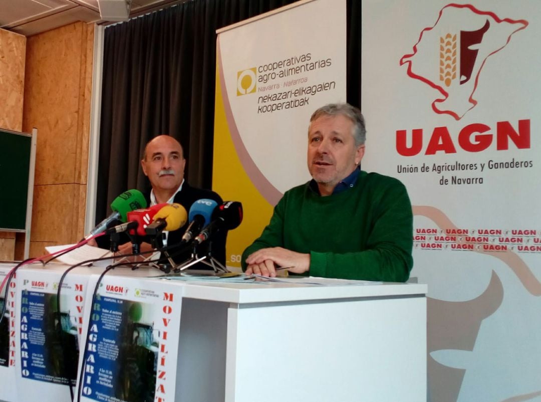 El presidente de UCAN, José Mari Martínez (izda) y el presidente de la UAGN, Félix Bariáin, en la presentación del paro agrario previsto en Navarra para el miércoles 19 de febrero.