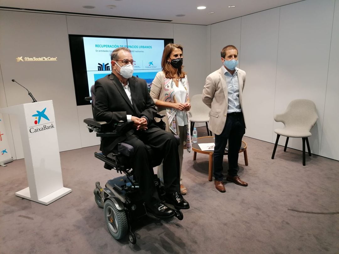 El presidente de la Fundación Caja Navarra, Javier Miranda, junto a Isabel Moreno, directora territorial Ebro de CaixaBank y Juan Carlos Castillo, presidente de la FNMC