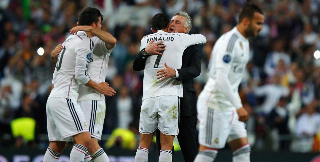 Ancelotti y Cristiano Ronaldo se abrazan tras un partido en 2015