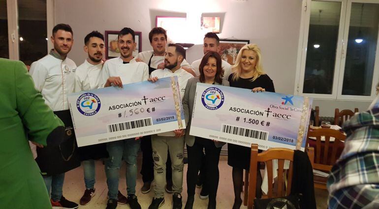 Marian Fábrega y Sonia Martin junto a los cocineros participantes en el evento gastronómico