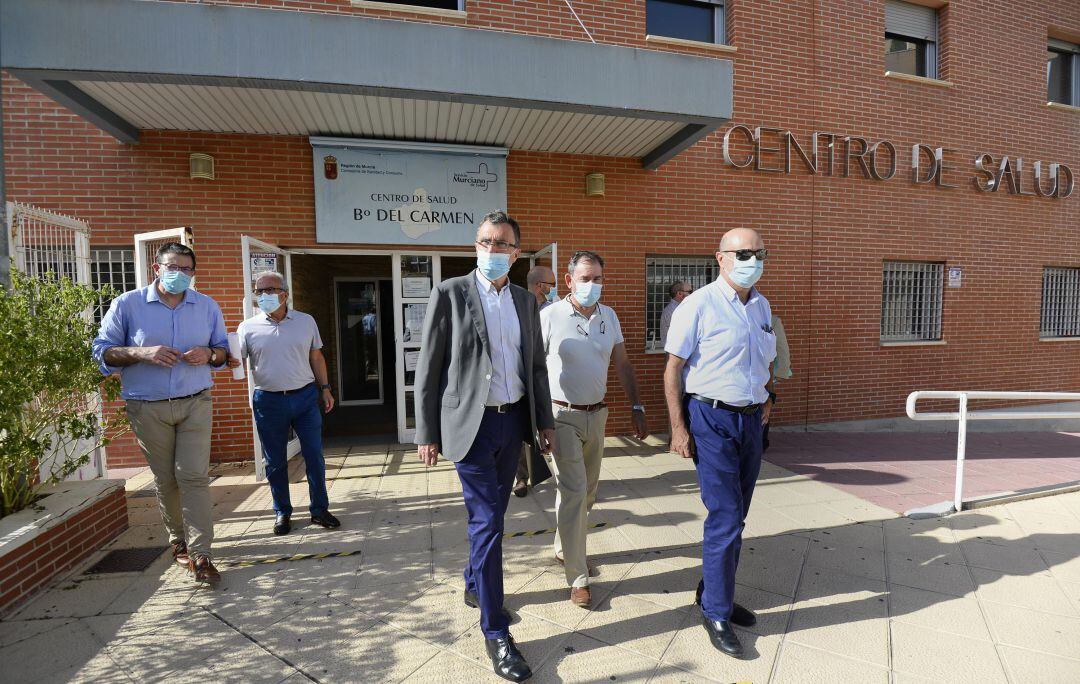 Visita de las autoridades locales y regionales al centro de salud del Carmen