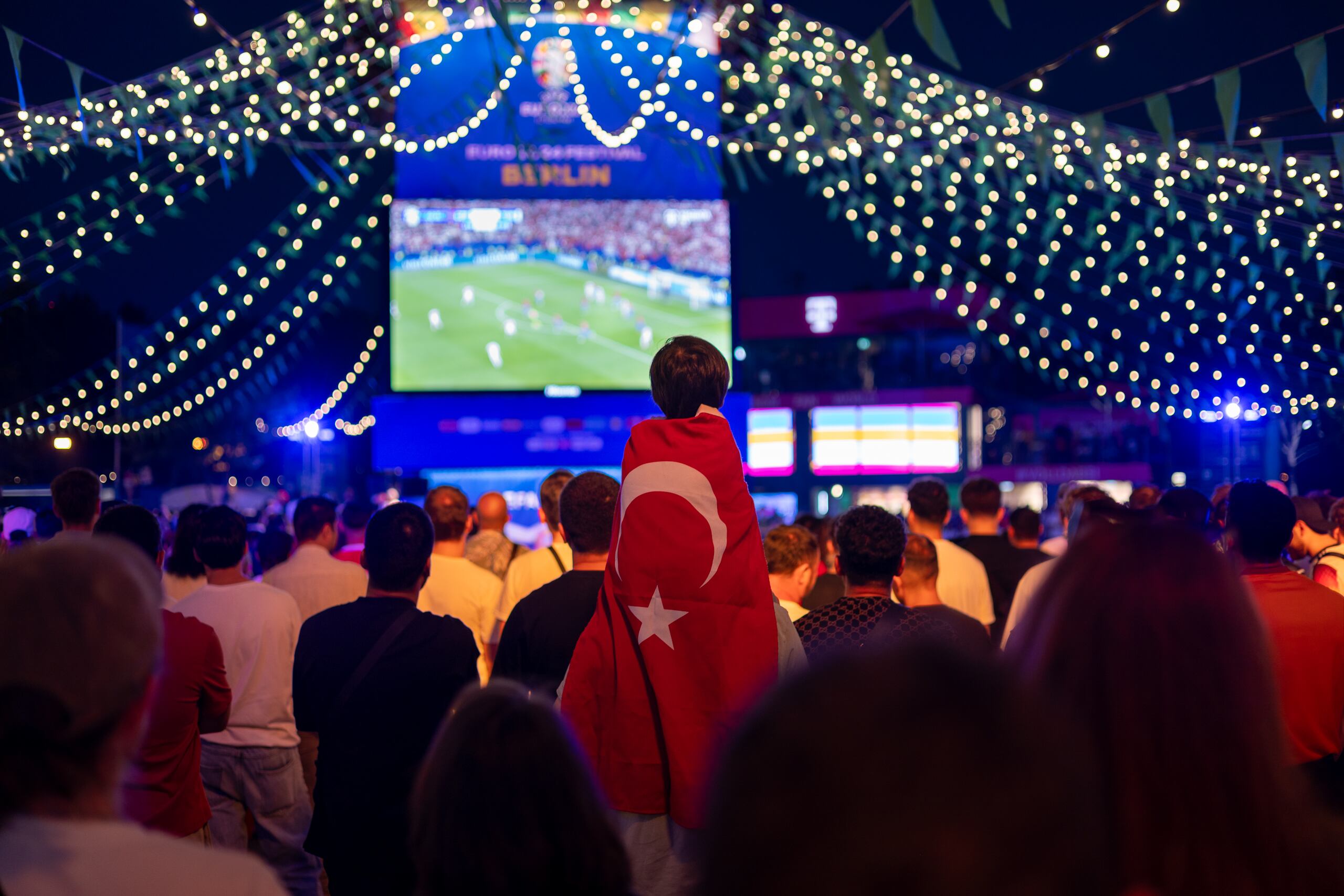 Aficionados turcos siguen un partido de su selección desde la &#039;fan zone&#039; de Berlín