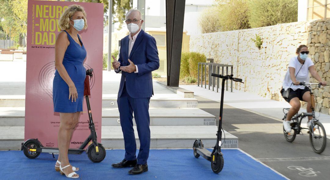 Los concejales, Mercedes Bernabé y Antonio Navarro, durante la rueda de prensa de presentación de los nuevos servicios de movilidad eléctrica