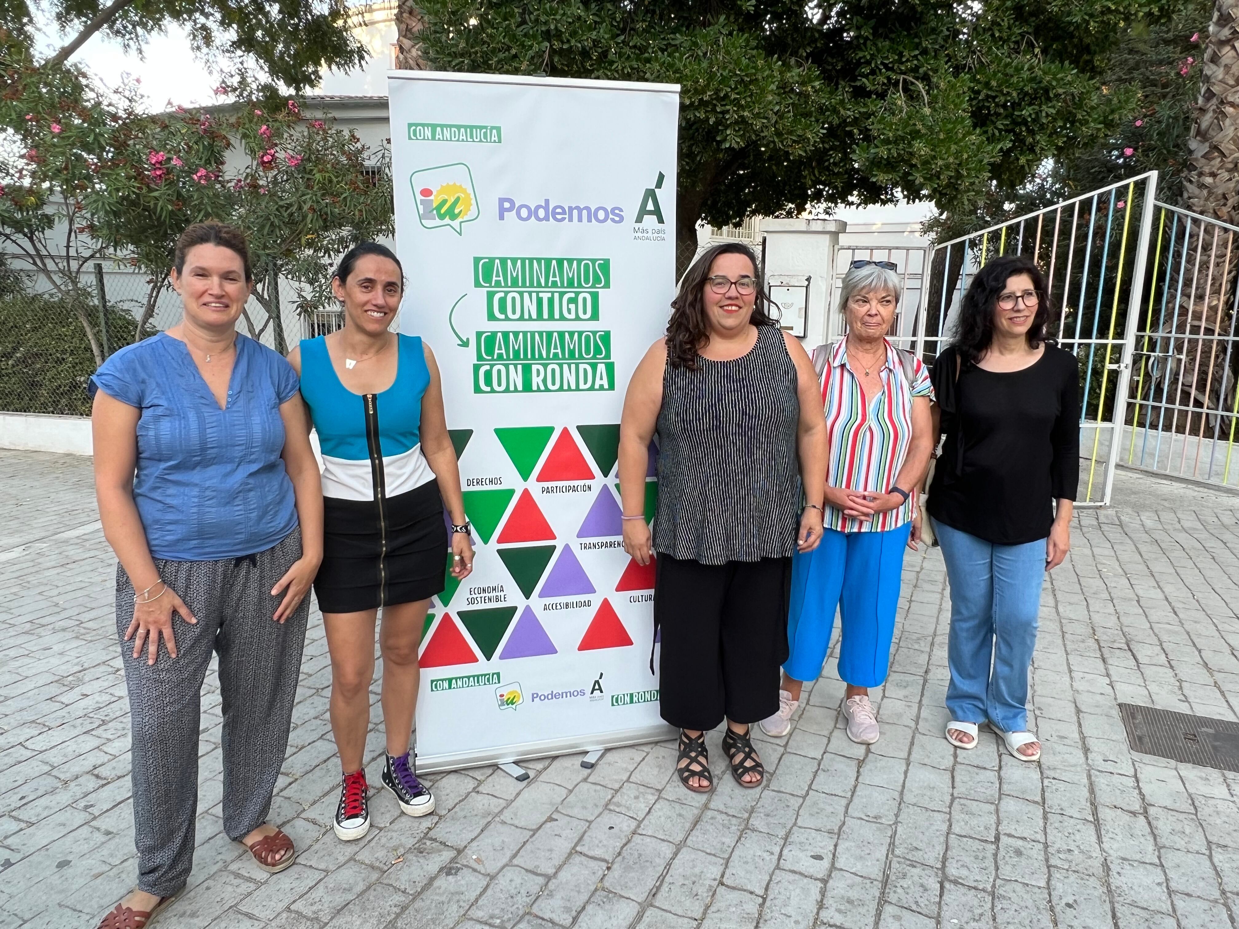 Miembros de la coalición a las puertas de la Casa de la Juventud