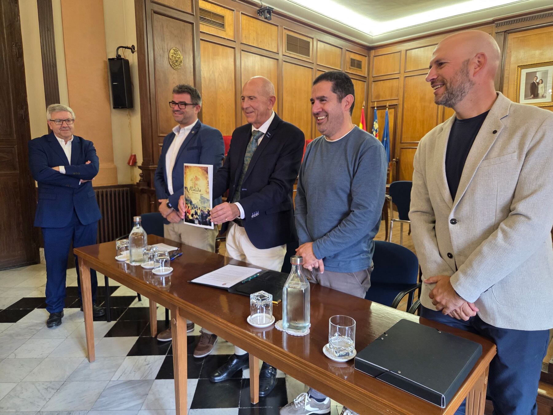 Rafael Valls con la obra en las manos junto a Josep Lluís Santonja, Tomás Cantó, Toni Francés y Chipi