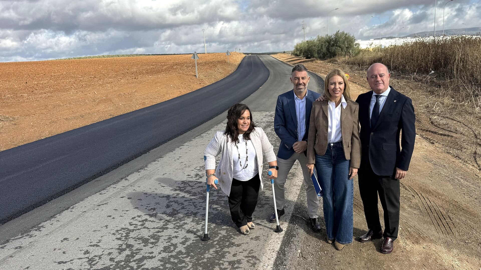 Nieves Atencia, Manuel Barón Juan Rosas, y Sara Ríos visitan las obras de mejora de la carretera de Cartaojal