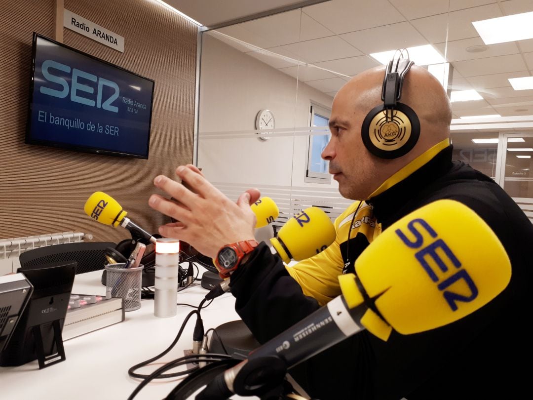 El entrenador del BlasGon y Bodegas Ceres, Juan Moreno, en los estudios de Radio Aranda - Cadena SER.