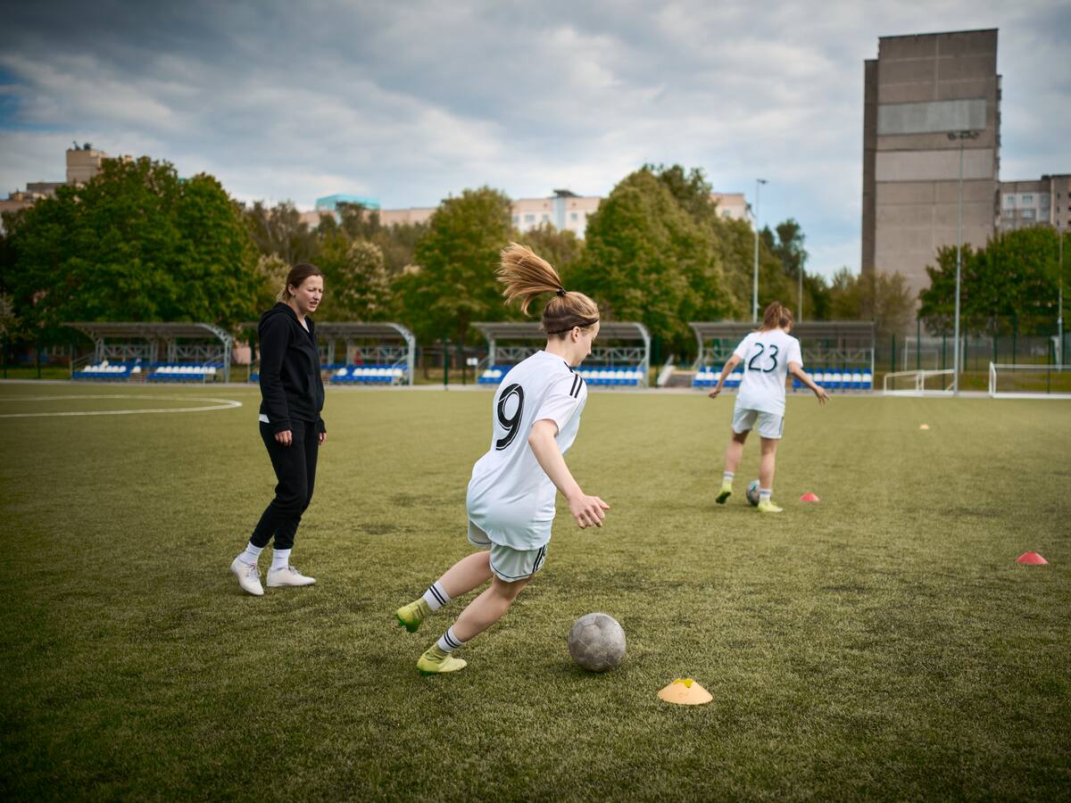 REPORTATGE. Masclisme fora i dins del camp de futbol: "No té cap mèrit guanyar un equip de nenes"