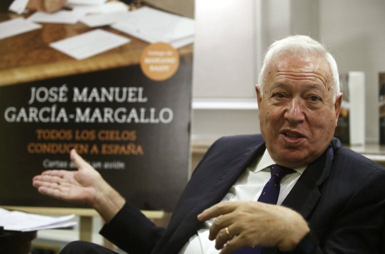 GRA094. MADRID, 02/11/2015.- El ministro de Exteriores, José Manuel García-Margallo, durante un encuentro con varios periodistas con motivo de la publicación de su libro &quot;Todos los cielos conducen a España. Cartas desde un avión&quot; (Planeta), en el que refl