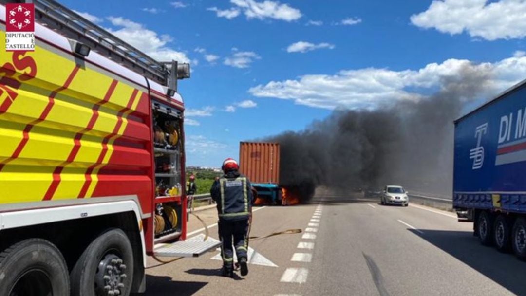 Imagen del camión incendiado en la A7