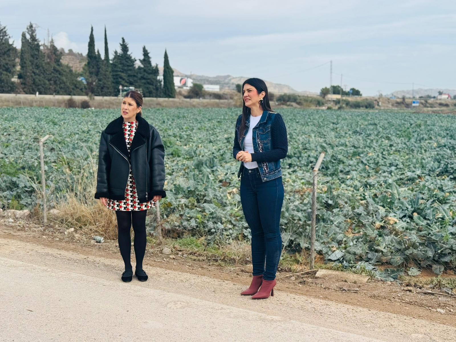 Rosa Medina y María Hernández en los terrenos donde se levantará el instituto