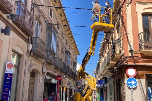 Imagen de la instalación de los anclajes para la colocación de los paraguas en la Calle Escuelas, durante la semana pasada