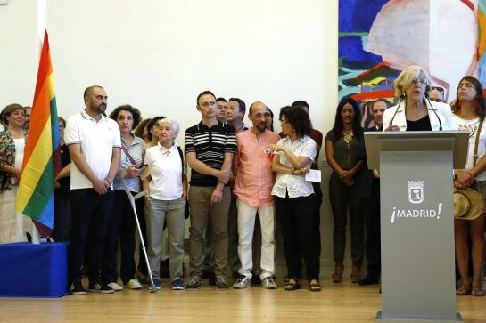 La alcaldesa de Madrid, Manuela Carmena, durante su intervención en el acto tras el cual se ha desplegado la bandera arcoíris.