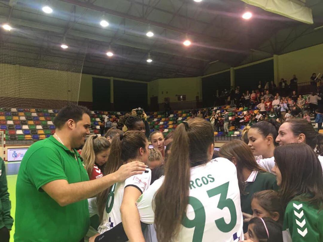 Las jugadoras y el entrenador Joaquín Rocamora hacen piña