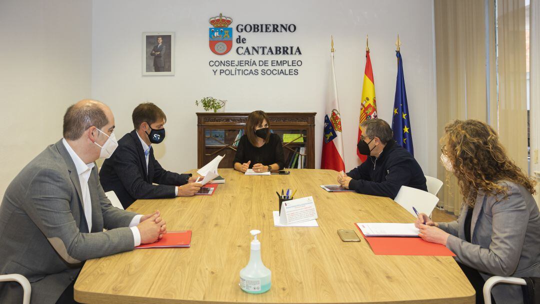 La consejera de Empleo y Políticas Sociales, Ana Belén Álvarez en un encuentro con los sindicatos UGT y CCOO y con la patronal cántabra CEOE-Cepyme.