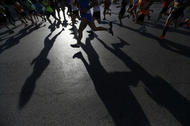 Detalle de las sombras de algunos de los 29.000 corredores que han tomado este domingo las calles de la capital para participar en la gran fiesta del maratón de Madrid.