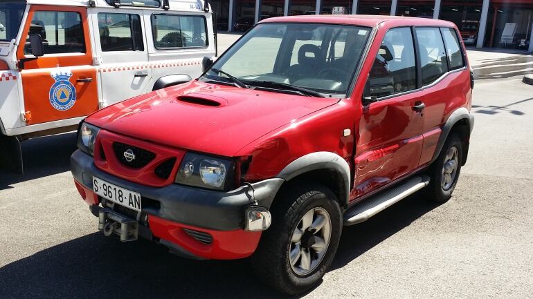 Vehículo de protección civil dañado recientemente en un rally