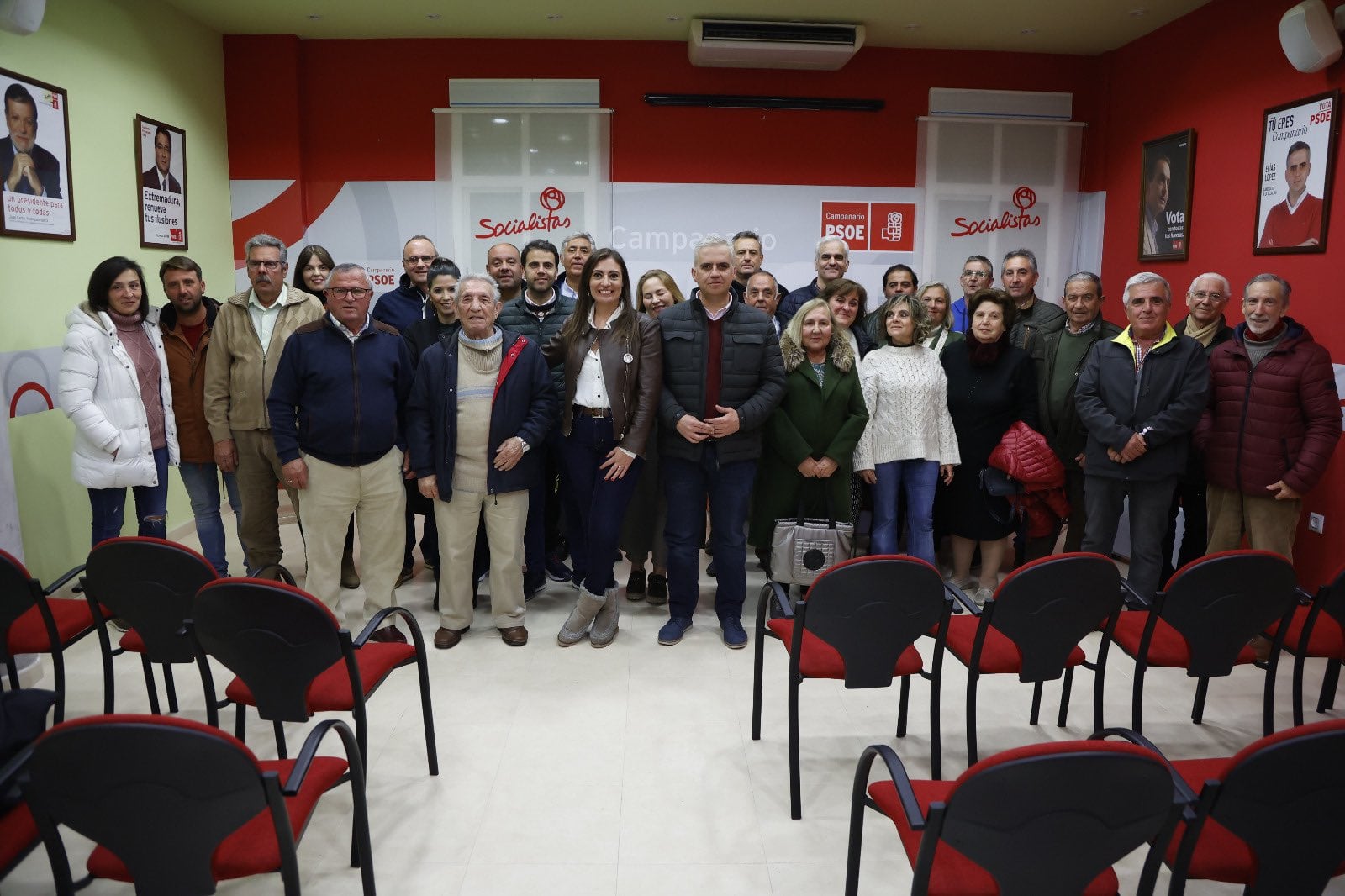 Lara Garlito junto a un grupo de militantes de Campanario, una de las Casas del pueblo que ha recorrido en estos días de campaña.