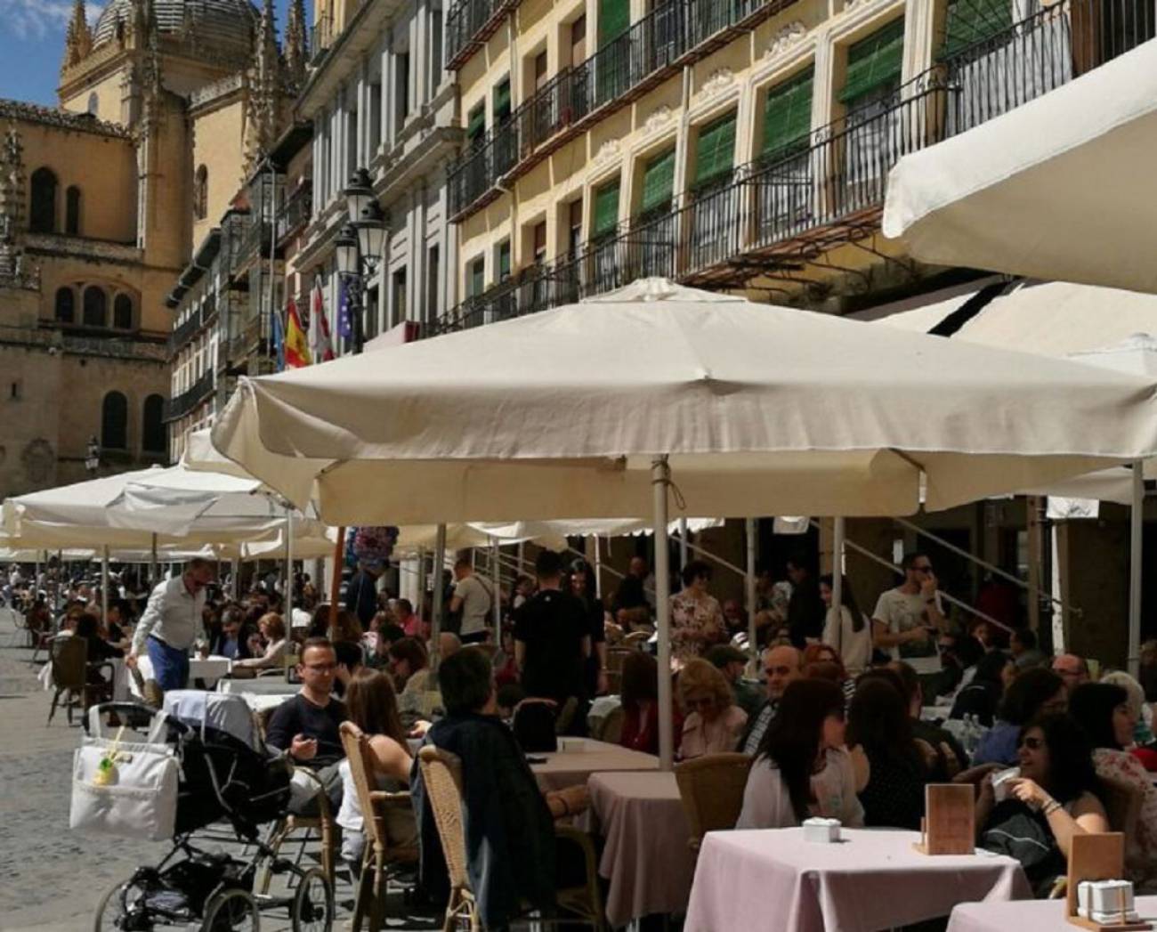 Imagen de archivo. Terrazas en la Plaza Mayor de Segovia