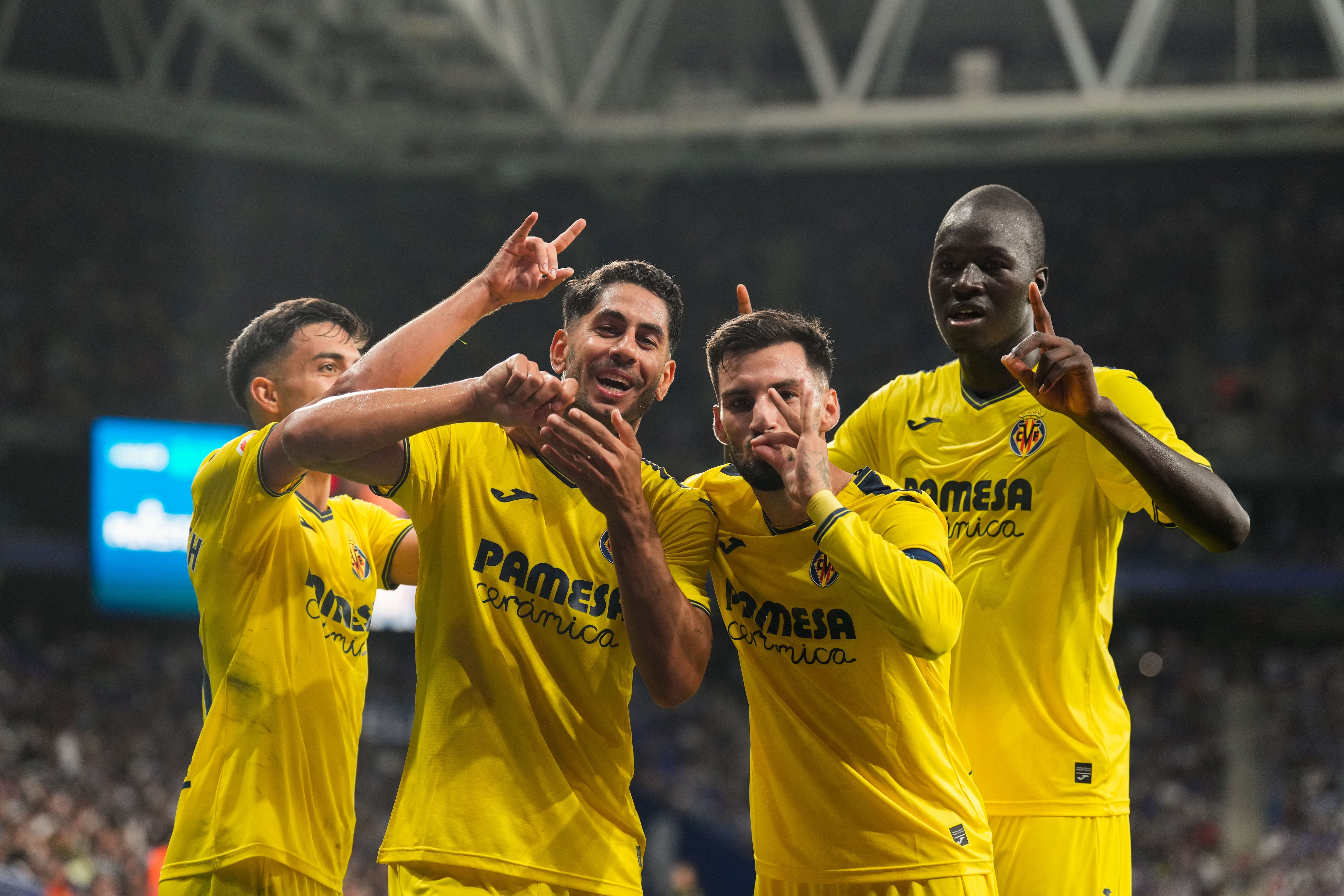 CORNELLÁ (BARCELONA), 26/09/2024.- El delantero del Villarreal Ayozé Pérez (2-i) celebra con sus compañeros tras marcar el segundo gol ante el Espanyol, durante el partido de la séptima jornada de LaLiga que RCD Espanyol y Villarreal CF disputan este jueves en el RCDE Stadium de Cornellá, en Barcelona. EFE/Alejandro García
