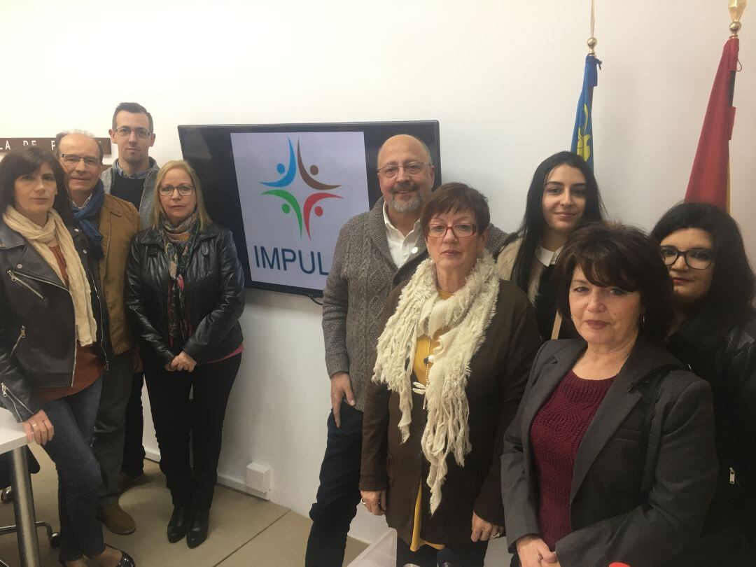 García con algunos militantes de su partido