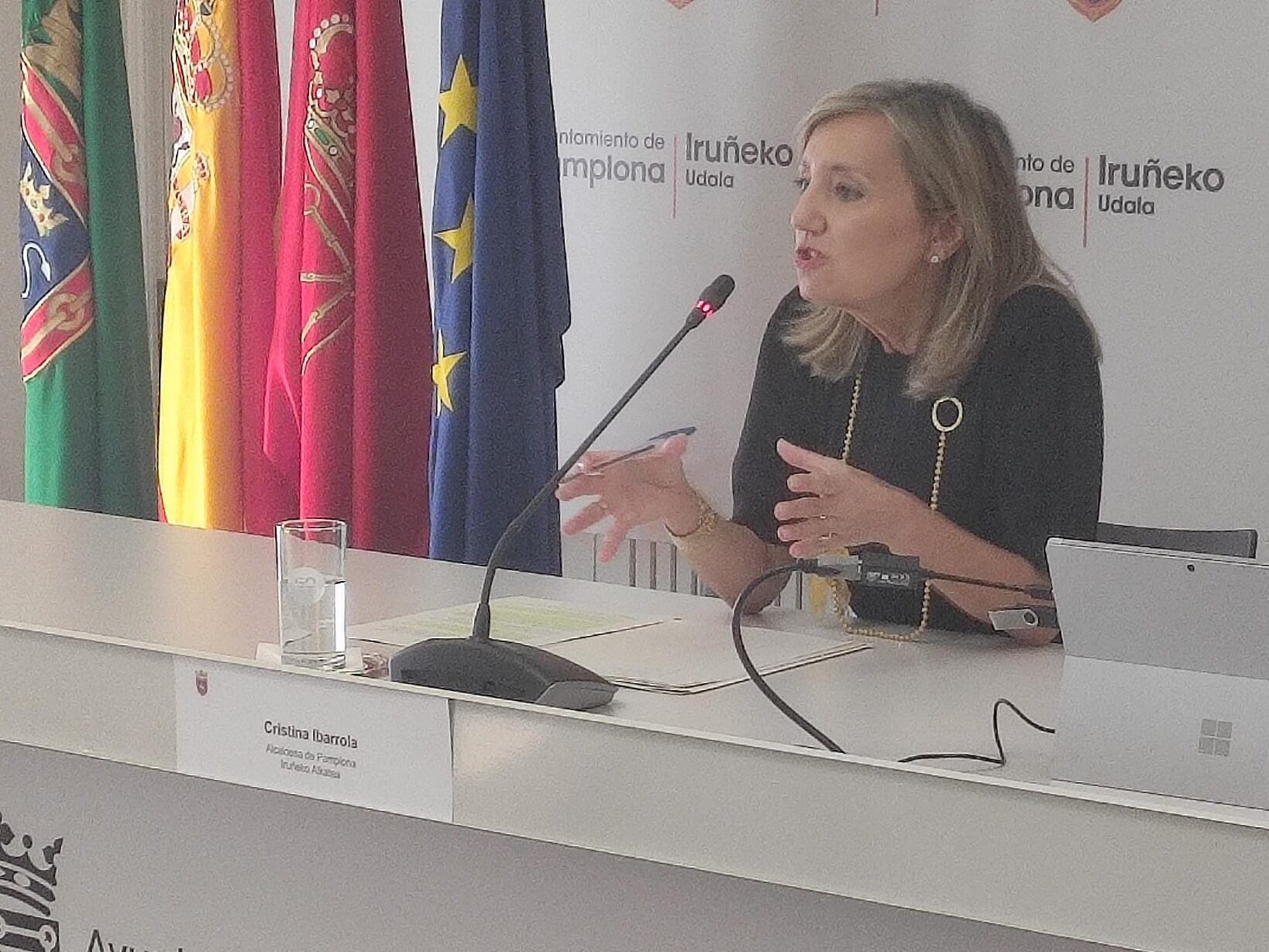 La alcaldesa de Pamplona Cristina Ibarrola en la rueda de prensa en el Ayuntamiento tras cumplir cien días en el cargo.