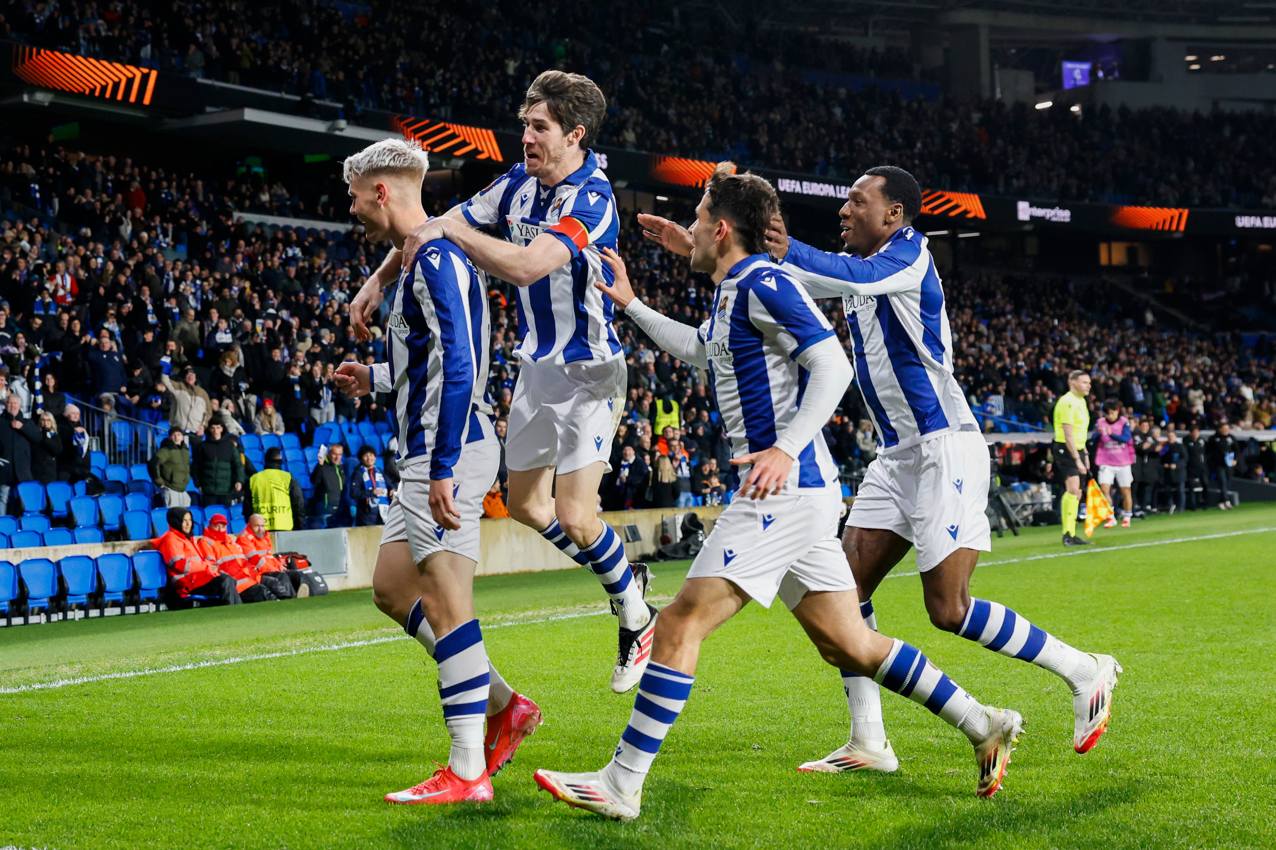 La celebración del gol de Óskarsson en el Real Sociedad - PAOK Salónica