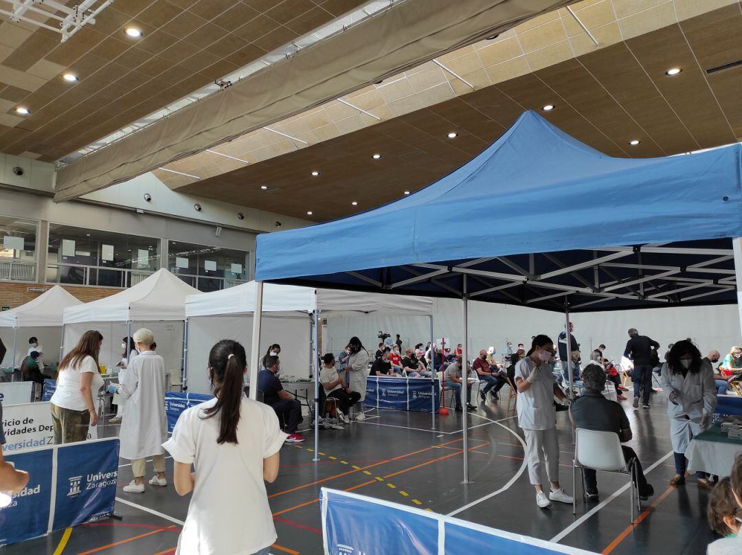 Vacunación de Janssen en el polideportivo de la Universidad de Zaragoza