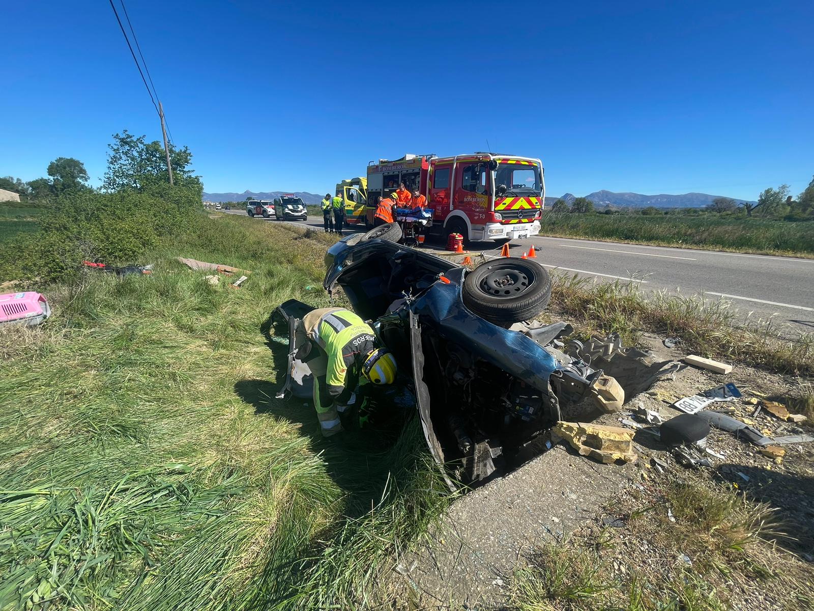 Estado del vehículo tras volcar lateralmente en la A-131