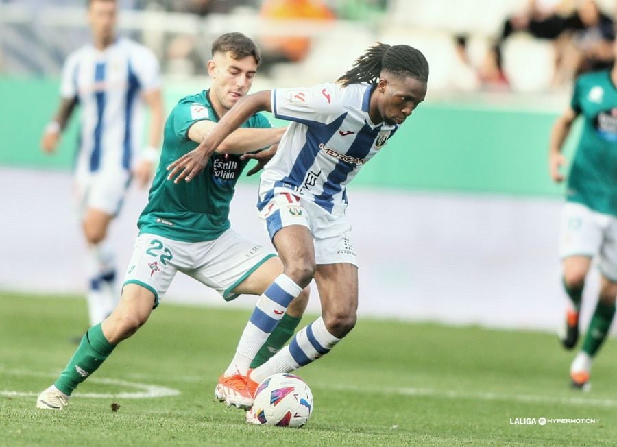 Iker Losada protagoniza una jugada del Racing-Leganés en A Malata (foto: LaLiga Hypermotion)