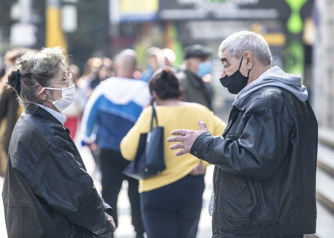 Gente hablando con la mascarilla