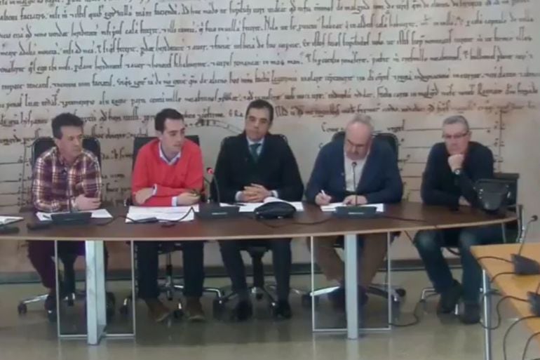 Manuel Prieto (CCOO), Luciano Huerga ( Alcalde de Benavente), Jose Manuel Ramos (CEOE), Ángel del Carmen y Francisco Estravis (UGT) en la rueda de prensa posterior a la reunión de la mesa del dialógo social